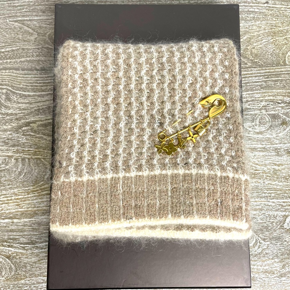 Beautiful knit Louis Vuitton scarf
